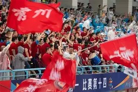 爱游戏官网-著名球星前往体育场观看比赛，为球队加油 